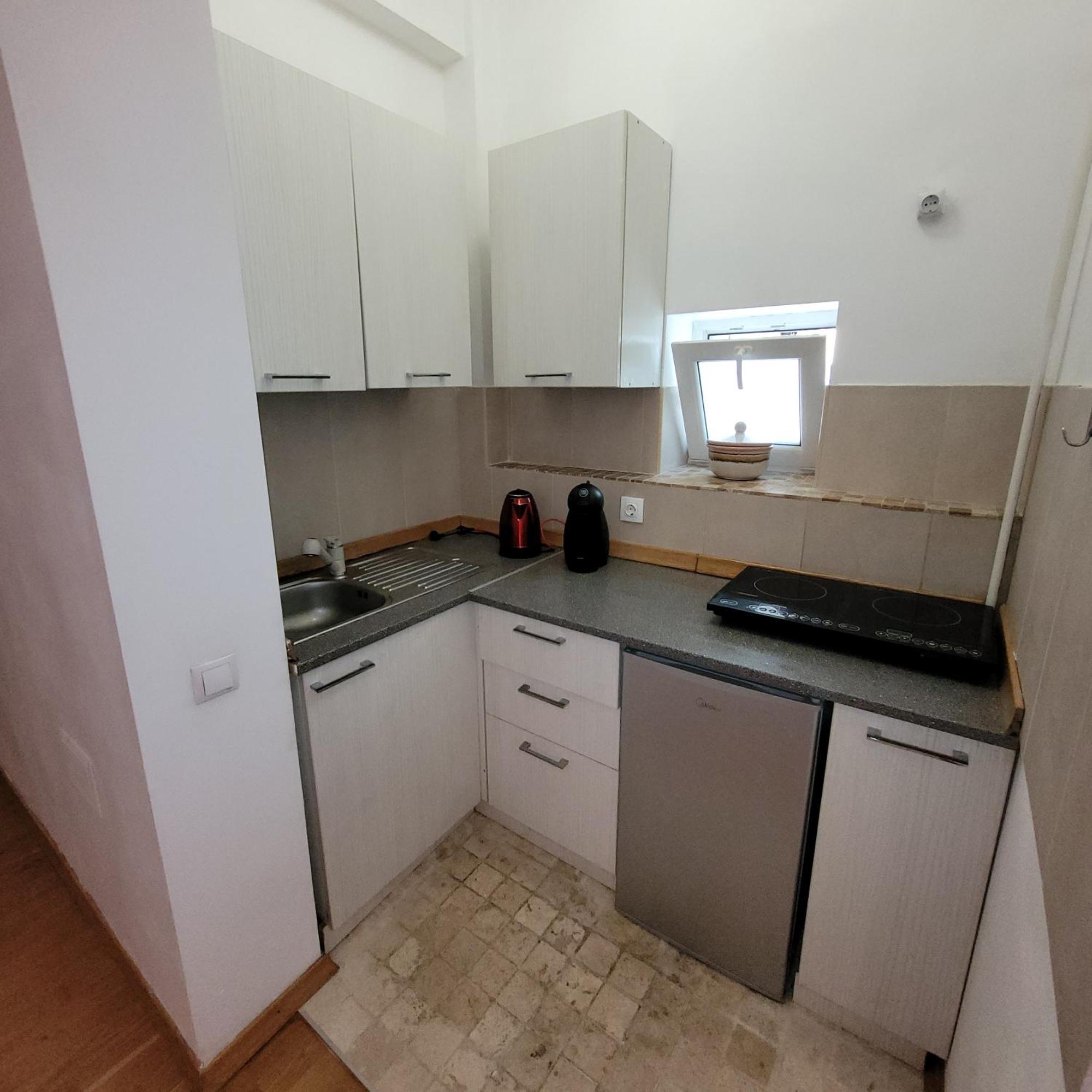Anastasia Balcescu Apart 4 Self Check In Code From 2Pm Kitchen And Bedroom บูคาเรสต์ ภายนอก รูปภาพ